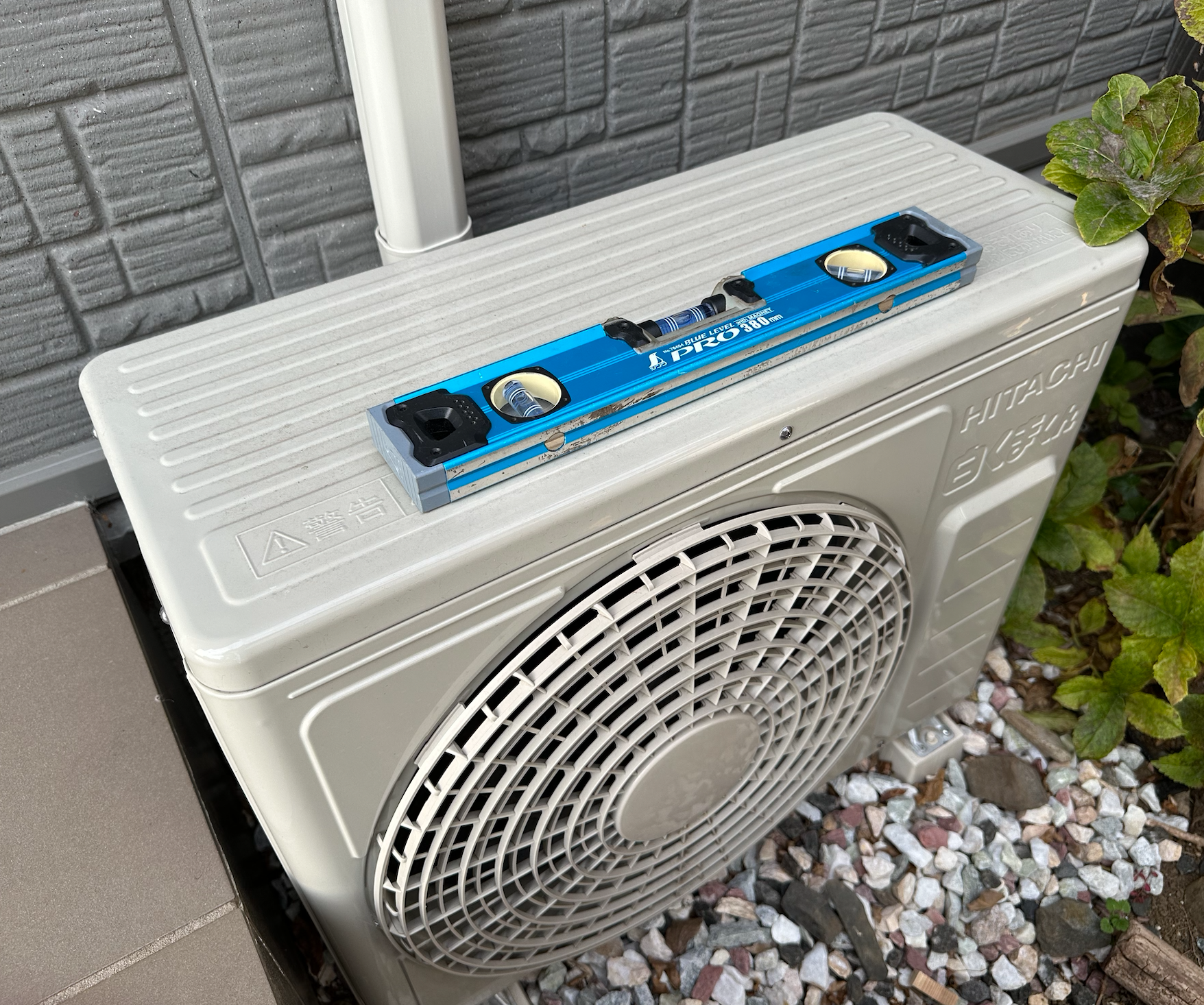 室外機の設置位置を調整している様子