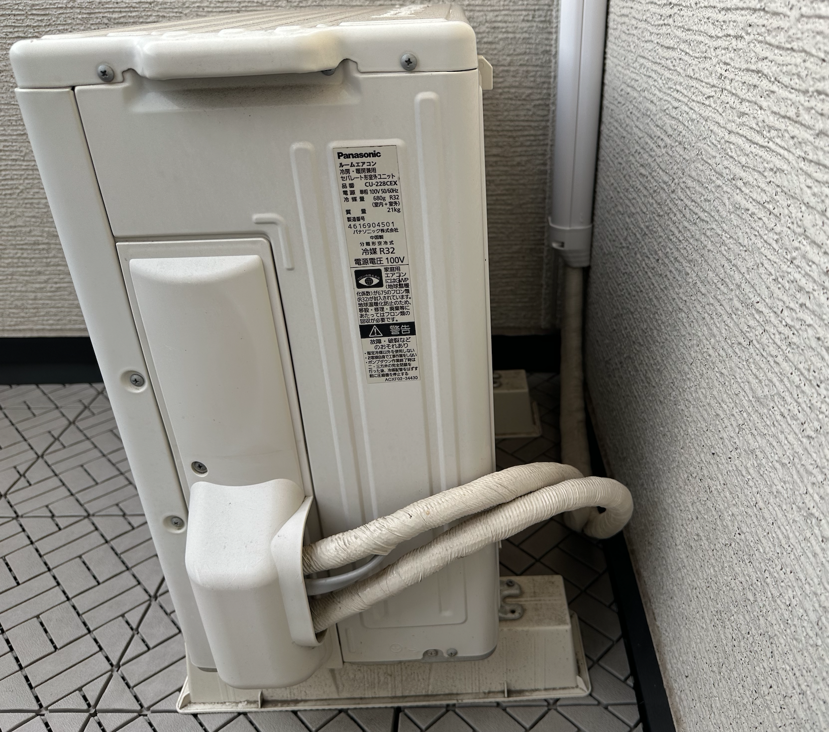 丁寧な配管テープ巻きの様子